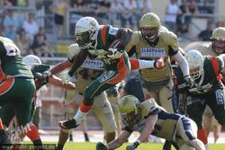zwei Football-Spieler k�mpfen um den Ball